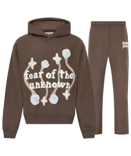 Fashionable and comfortable tracksuit featuring a unique brown hue